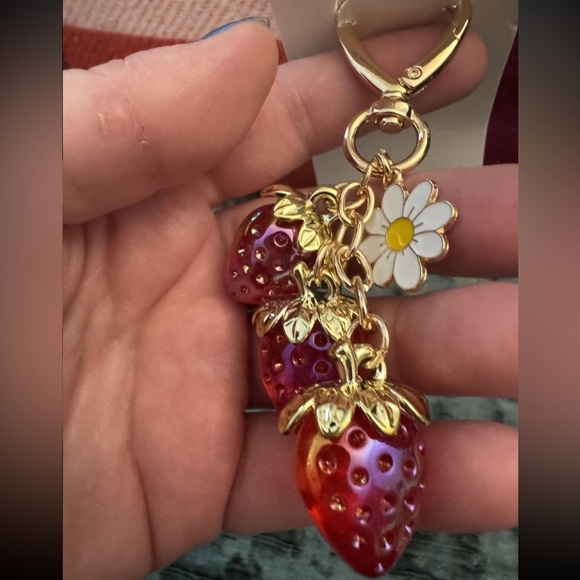 Strawberry and Daisy purse charm with 3 berries and heart clip in gold - Picture 2 of 4